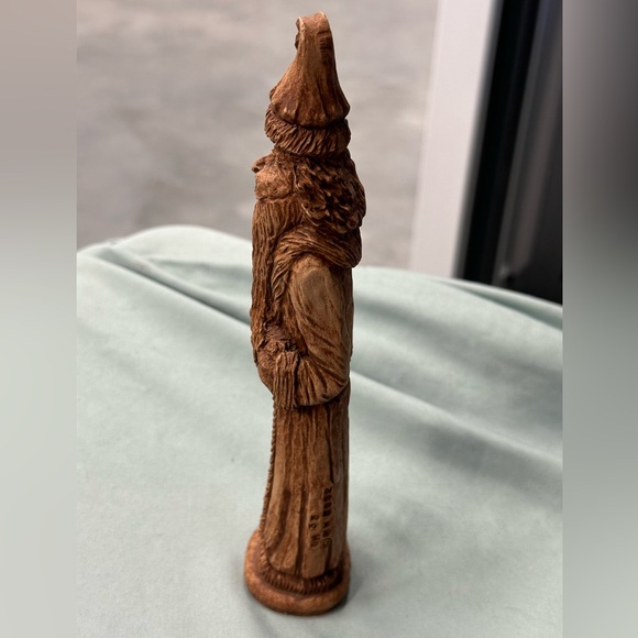 Resin wood toned carved Santa. Great detail! About 7.5 inches tall! - Picture 2 of 7